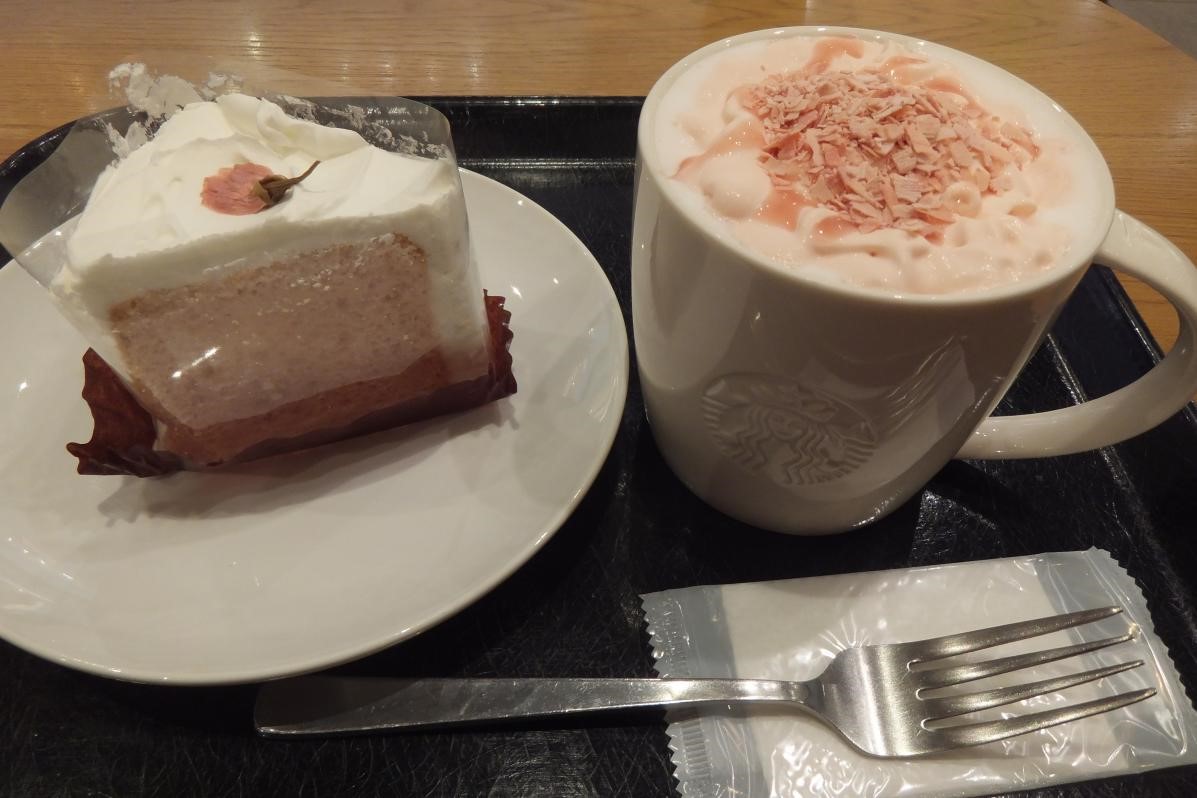 スタバで さくらブロッサム ストロベリーラテ と さくらシフォンケーキ を食べてみた 札幌市民がやってみた サツッター